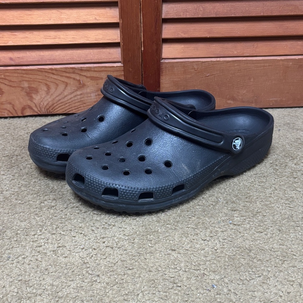 CROCS Classic Clog in Black with Pivot Strap